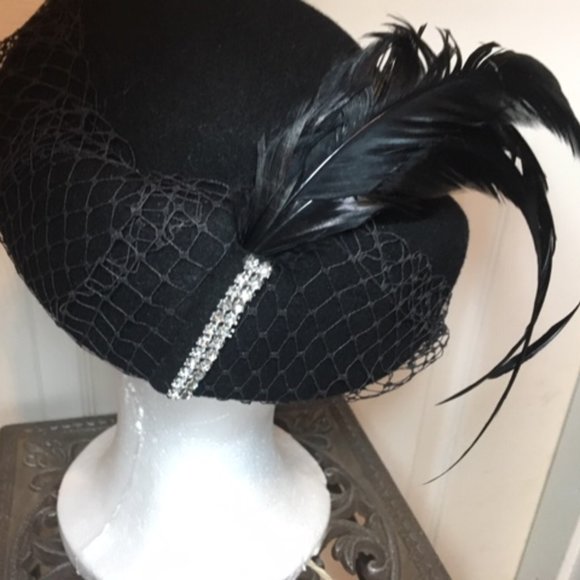 VTG 60\'s Black Doeskin Felt Wool Hat Feathers Rhinestones w/Veil 21.5\